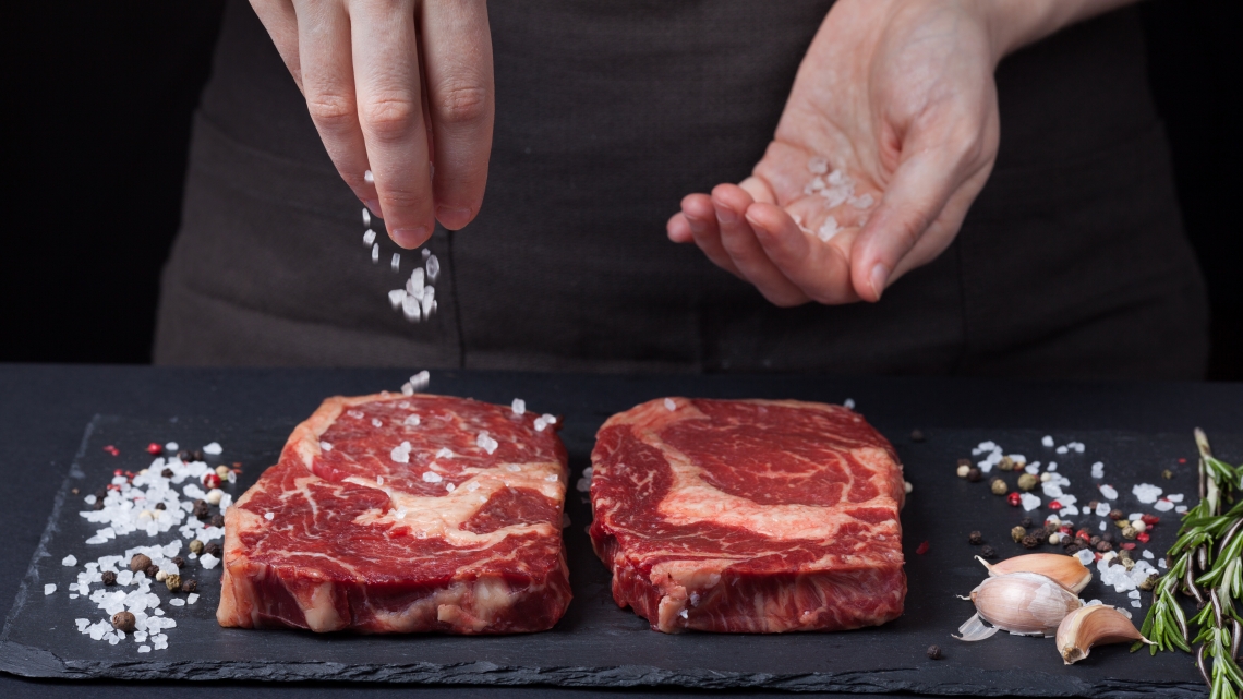 shutterstock_636823567 Glaubensfrage: Vor oder nach dem Braten würzen?
