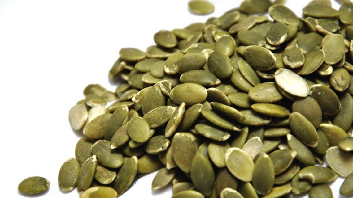 kürbiskerne_1140x641 Kürbiskerne sind großartige Magnesium-Lieferanten. 100 Gramm der Kerne warten mit 535 Milligramm Magnesium auf, was deutlich mehr ist, als der Tagesbedarf eines Erwachsenen.